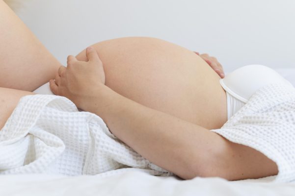 close-up-pregnant-woman-laying-bed